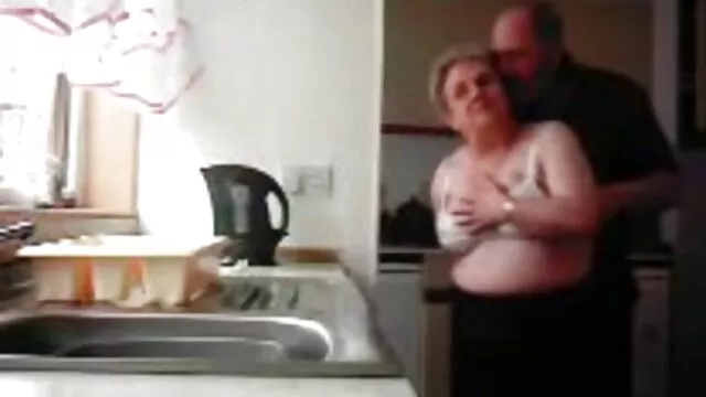 Horny Teen Latina joue film porno en dessin animé avec un gode