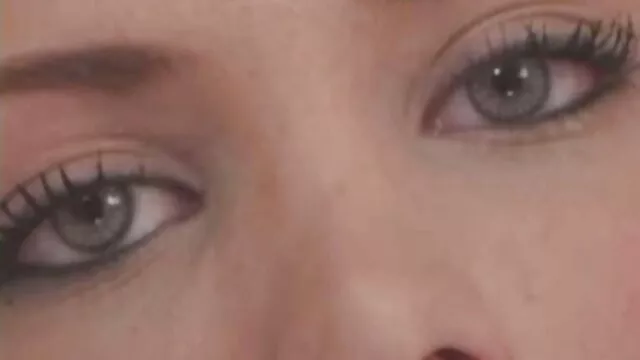 Belle brune avec deux films pornographiques tukif hommes