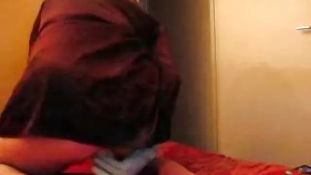 Plantureuse fille pornographiques xxx jouant sur le lit