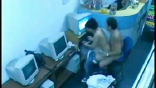 Poussin noir prend deux bites blanches site de porno arabe